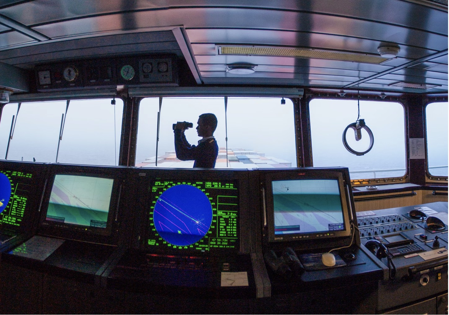 Bridge equipment, radar and ECDIS